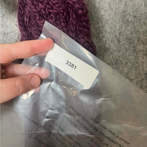 Fossil Woman One‎ Size Crochet Deep Purple Knit Scarf New - Picture 4 of 5